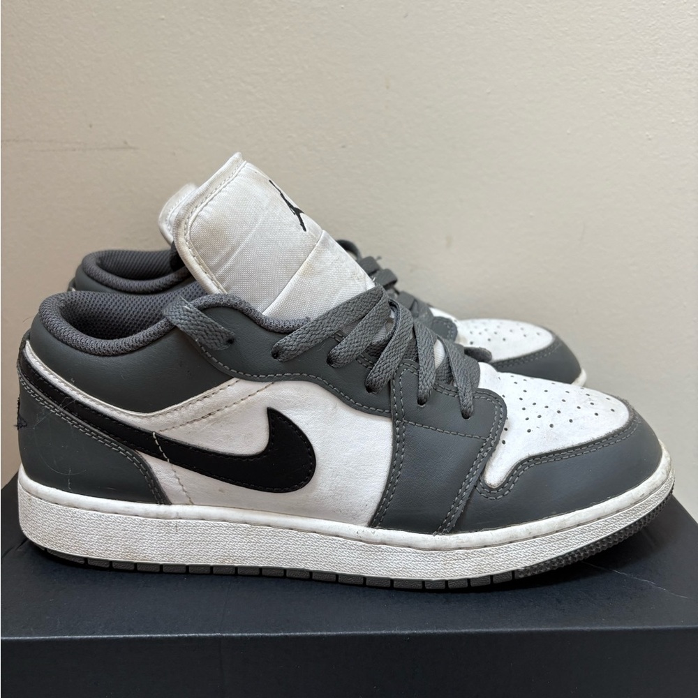 Nike Youth Black and White Sneakers - Picture 4 of 9